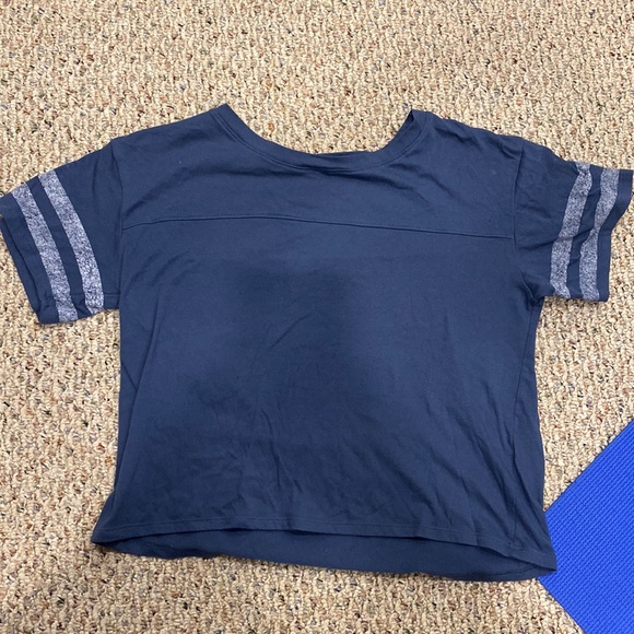 XS perfect cropped tee. Baseball style tee with stripes on sleeves. - Picture 1 of 2